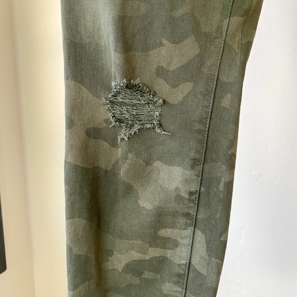 AMERICAN EAGLE OUTFITTERS Women's Green Camo Distressed Skinny Ankle Jeans sz 6R - Picture 4 of 9